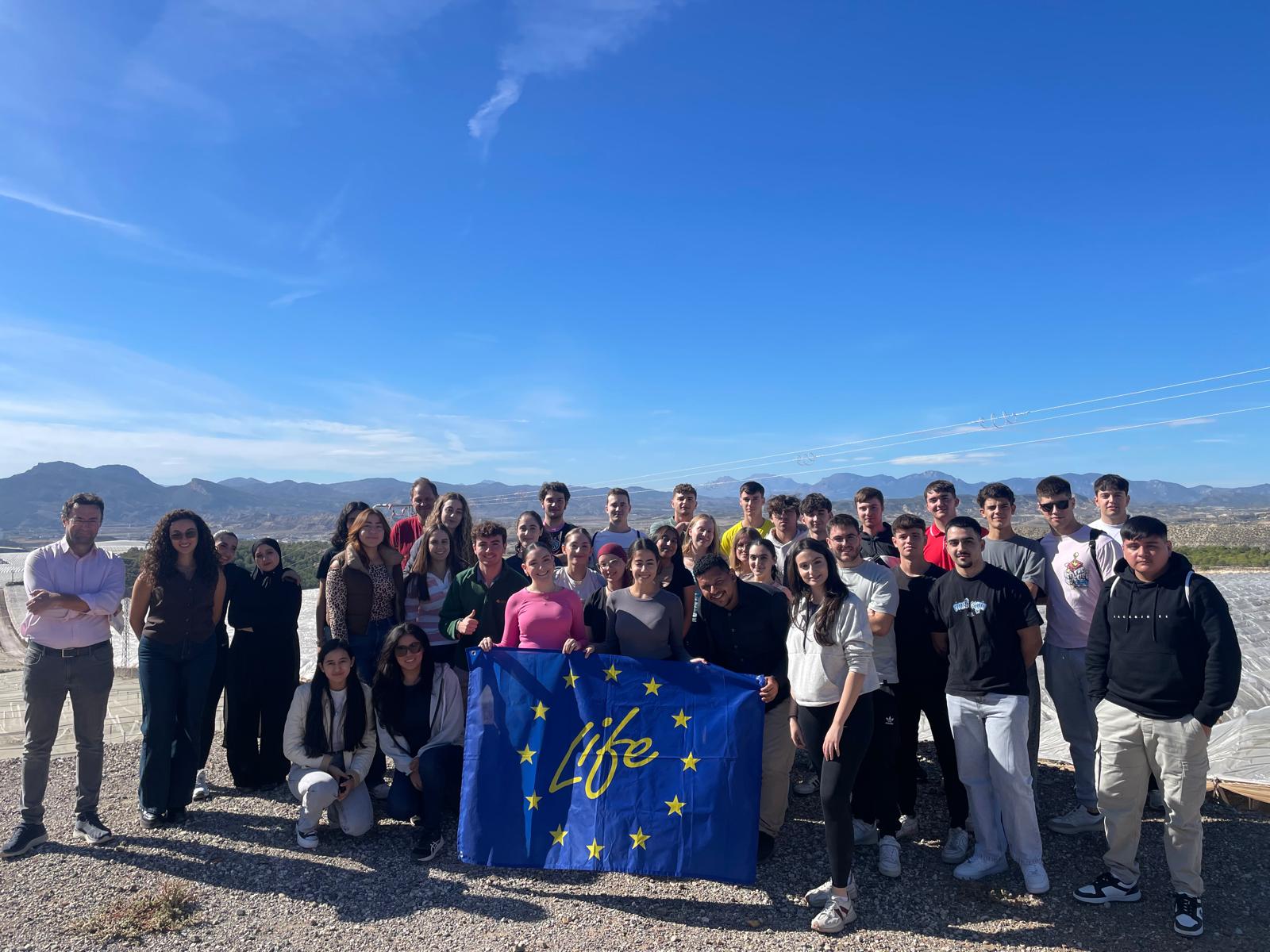 Estudiantes del Grado en Ingeniería Agroalimentaria y de Sistemas Biológicos de la Universidad Politécnica de Cartagena conocen la digitalización en un cultivo de uva.